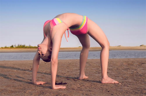 Ngắm bộ ảnh Lê Kiều Như mặc bikini tập yoga trên bãi biển, không ít đấng mày râu phải ngỡ ngàng.